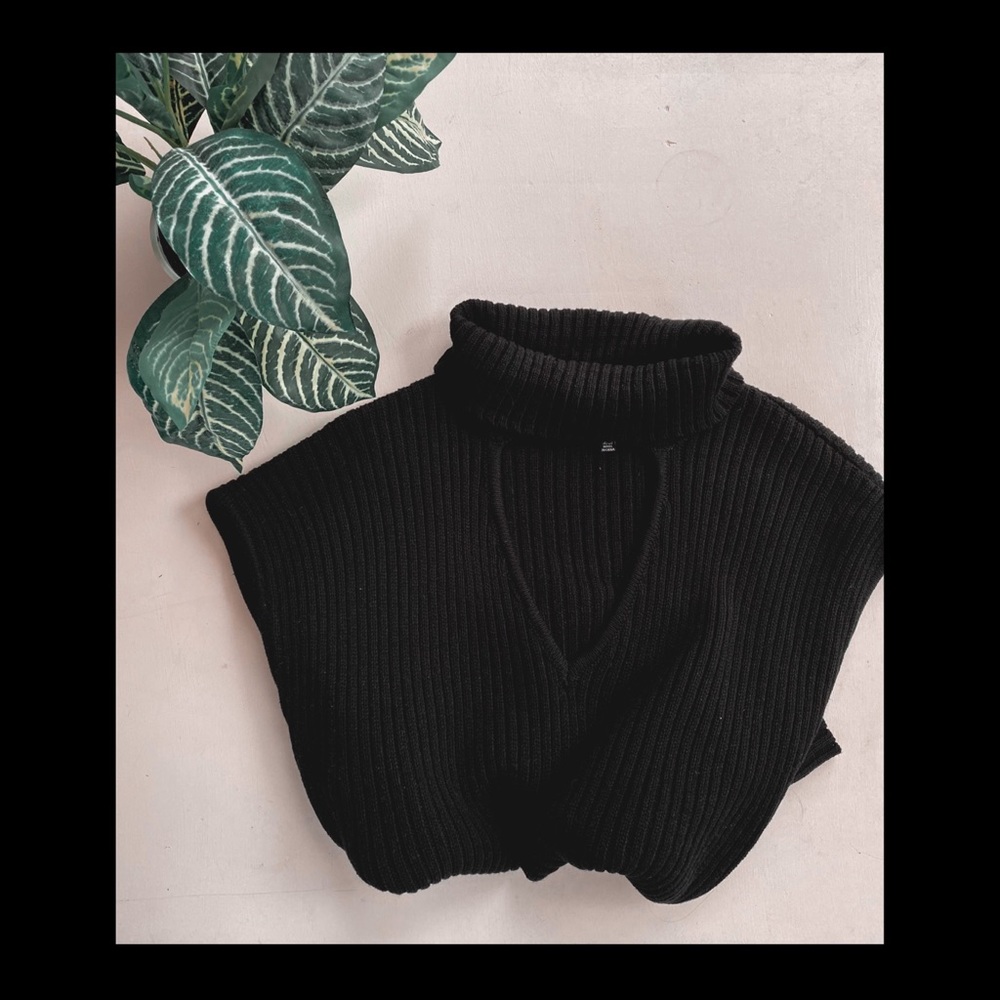 sleeveless keyhole mock neck sweater